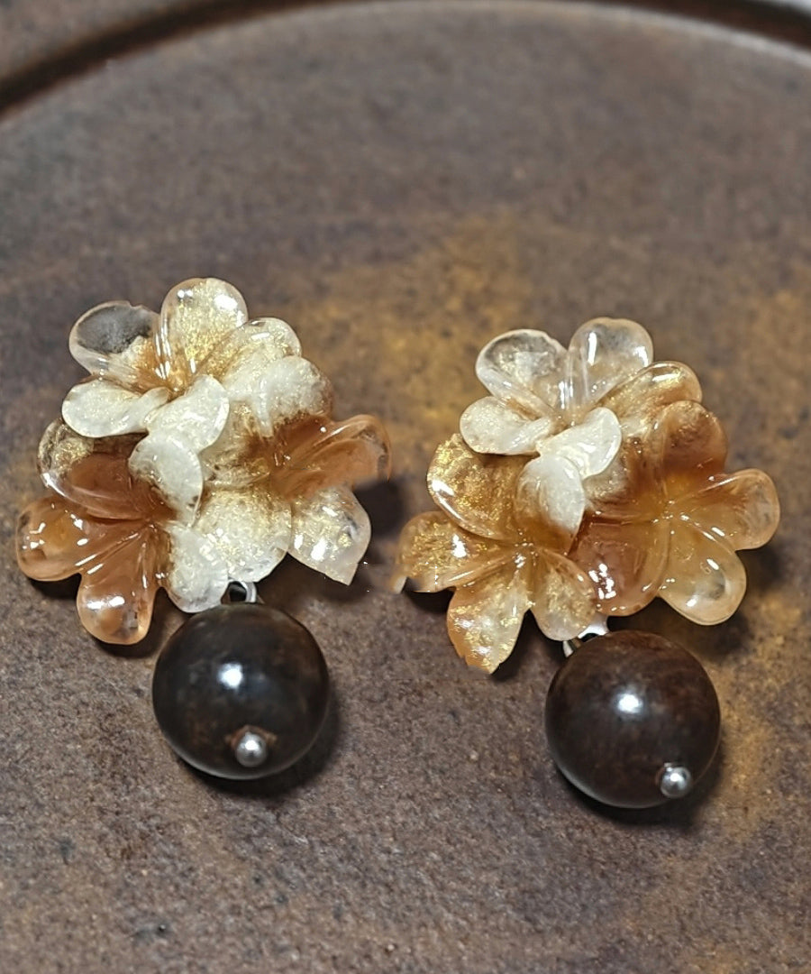 Boucles d'oreilles pendantes en résine florale marron cuivrée dégradée - Urbann-Vibe