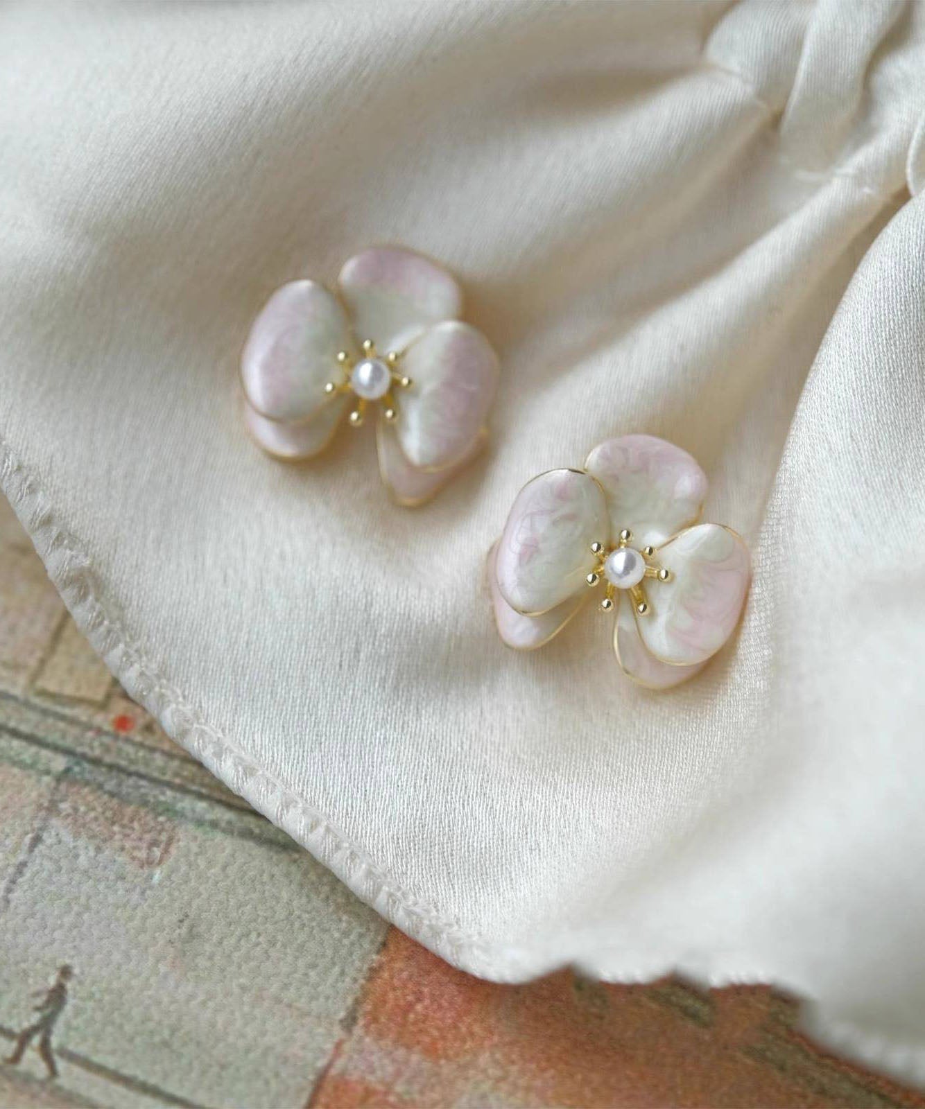 Boucles d'oreilles à tige florales en perles surdorées en cuivre rose dégradé de couleur - Urbann-Vibe