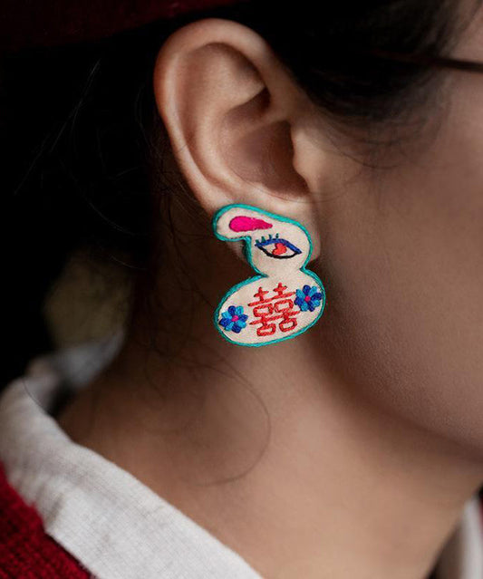 Boucles d'oreilles à tige en forme de petit lapin brodées à la main avec un arc-en-ciel - Urbann-Vibe