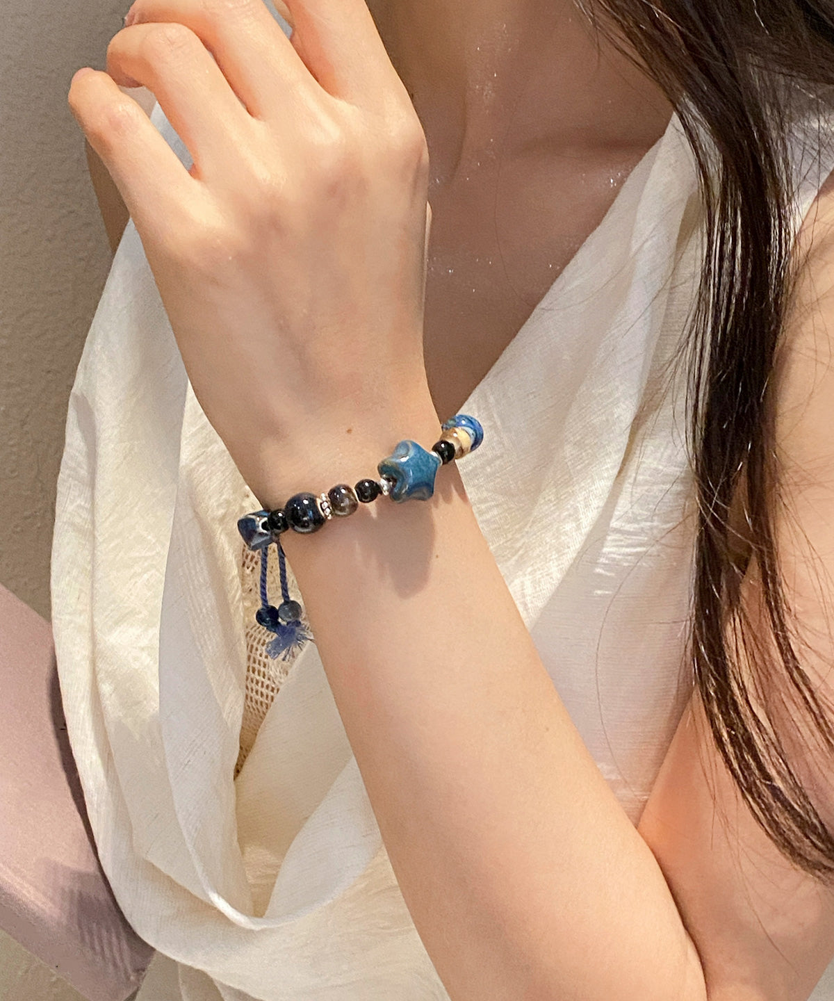 Bracelet à breloques en céramique tissée bleu roi fait main - Urbann-Vibe