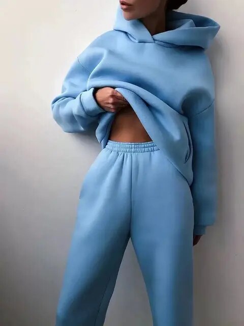 Women's cozy two-piece hoodie and sweatpants set, plush winter loungewear for casual wear