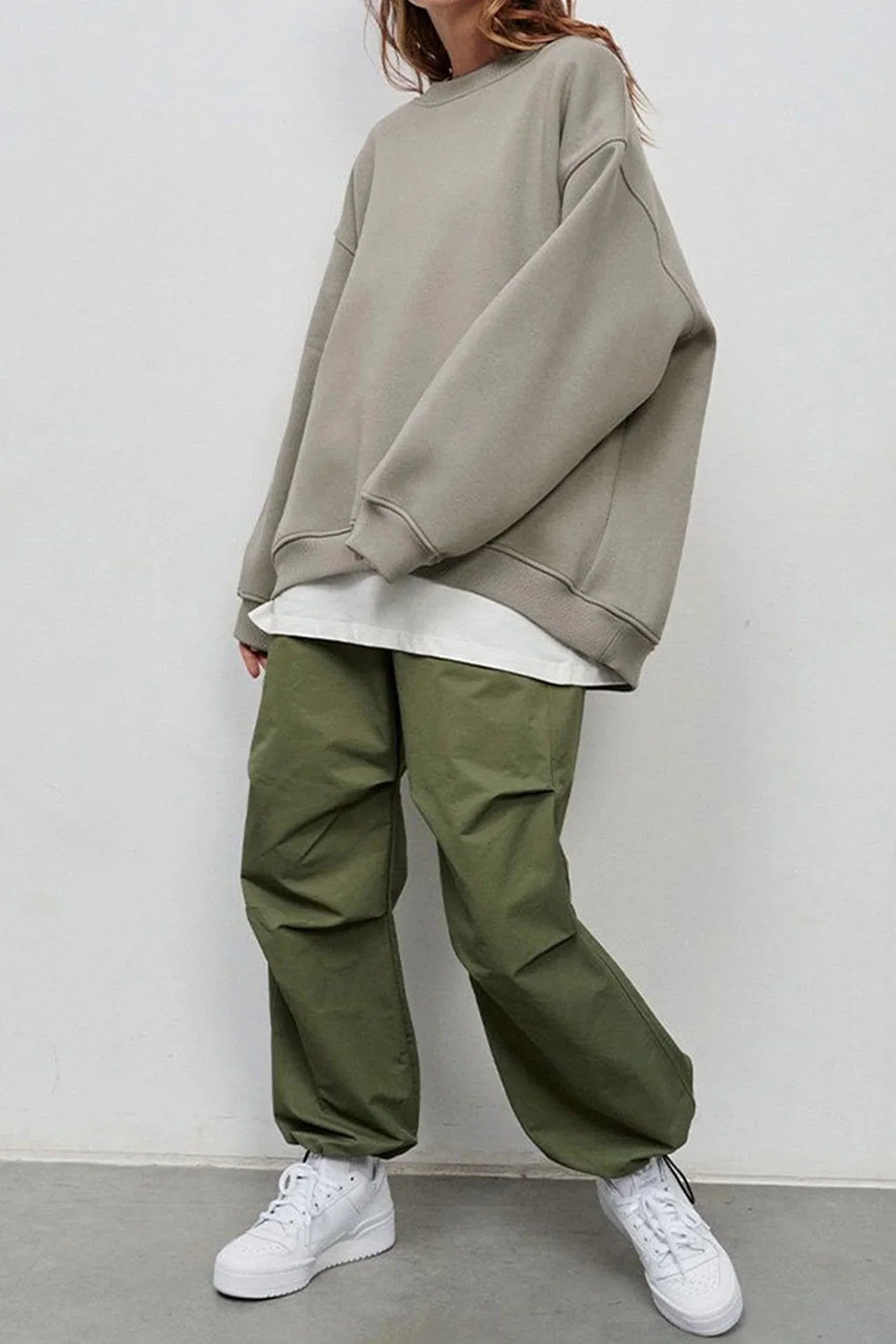 Women's oversized round-neck sweatshirt, relaxed silhouette with cozy brushed interior for streetwear