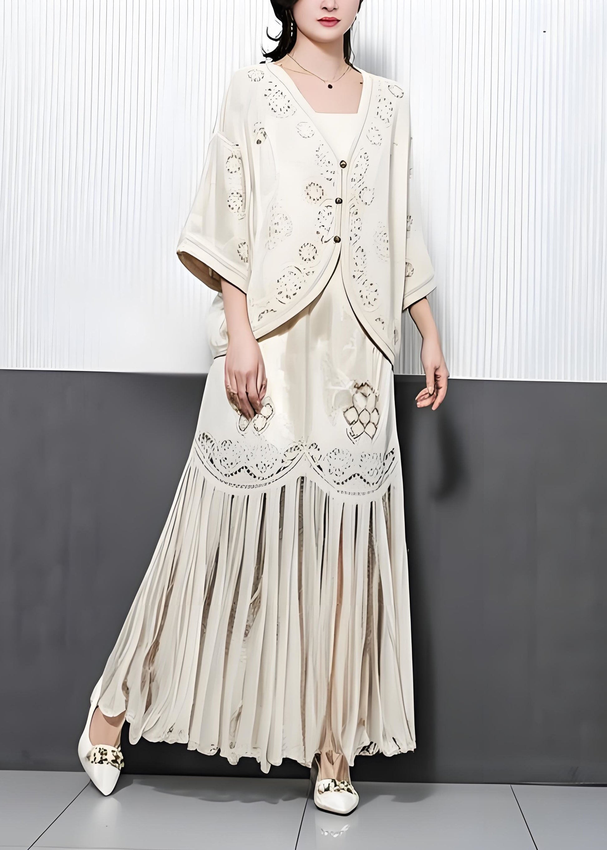 Ensemble deux pièces en coton brodé ajouré à pompons beige moderne pour l'été - Urbann-Vibe