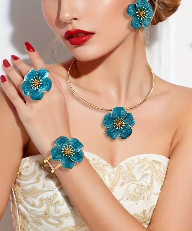 Ensemble de quatre bracelets, boucles d'oreilles, bagues et pendentif en alliage métallique bleu moderne - Urbann-Vibe