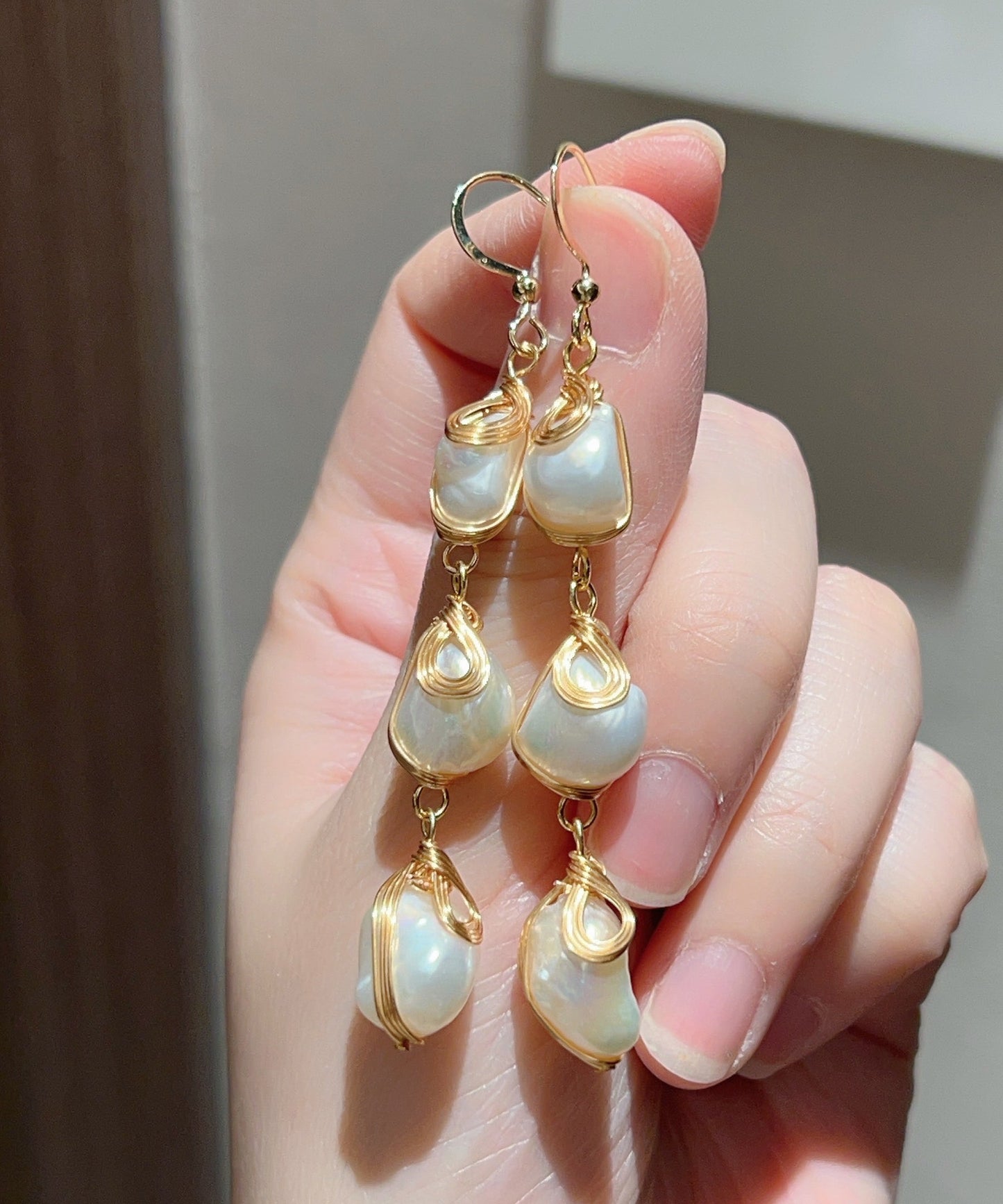 Boucles d'oreilles pendantes modernes en cuivre doré et perles - Urbann-Vibe