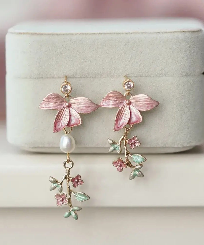 Boucles d'oreilles pendantes florales modernes en cuivre rose surdoré avec perles - Urbann-Vibe