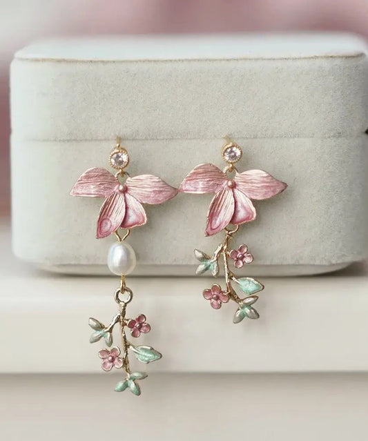 Boucles d'oreilles pendantes florales modernes en cuivre rose surdoré avec perles - Urbann-Vibe