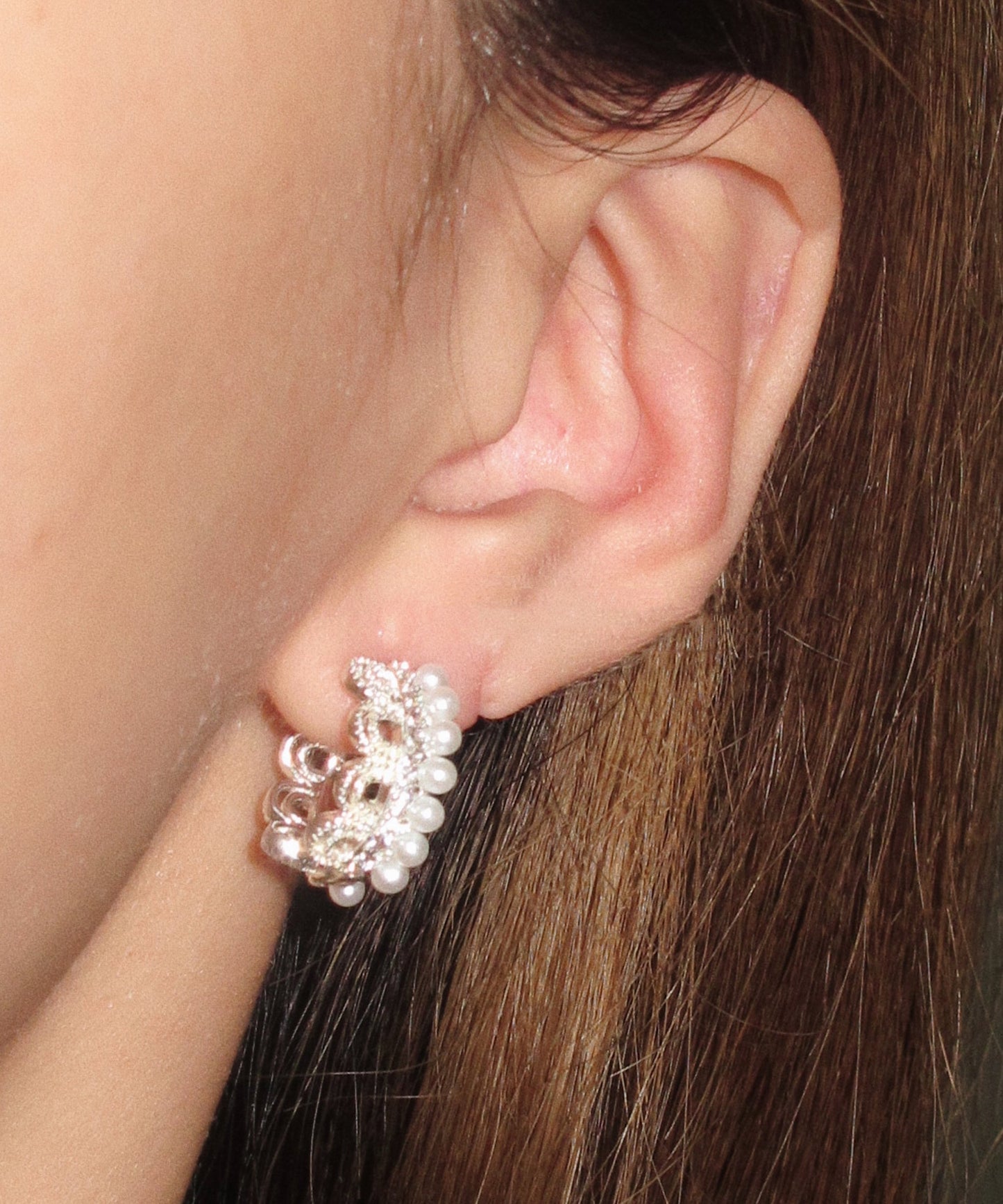 Boucles d'oreilles créoles modernes en alliage blanc tissé de perles et dentelle - Urbann-Vibe