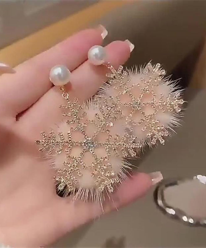 Boucles d'oreilles pendantes modernes en alliage de cuivre blanc avec fourrure duveteuse et flocon de neige - Urbann-Vibe