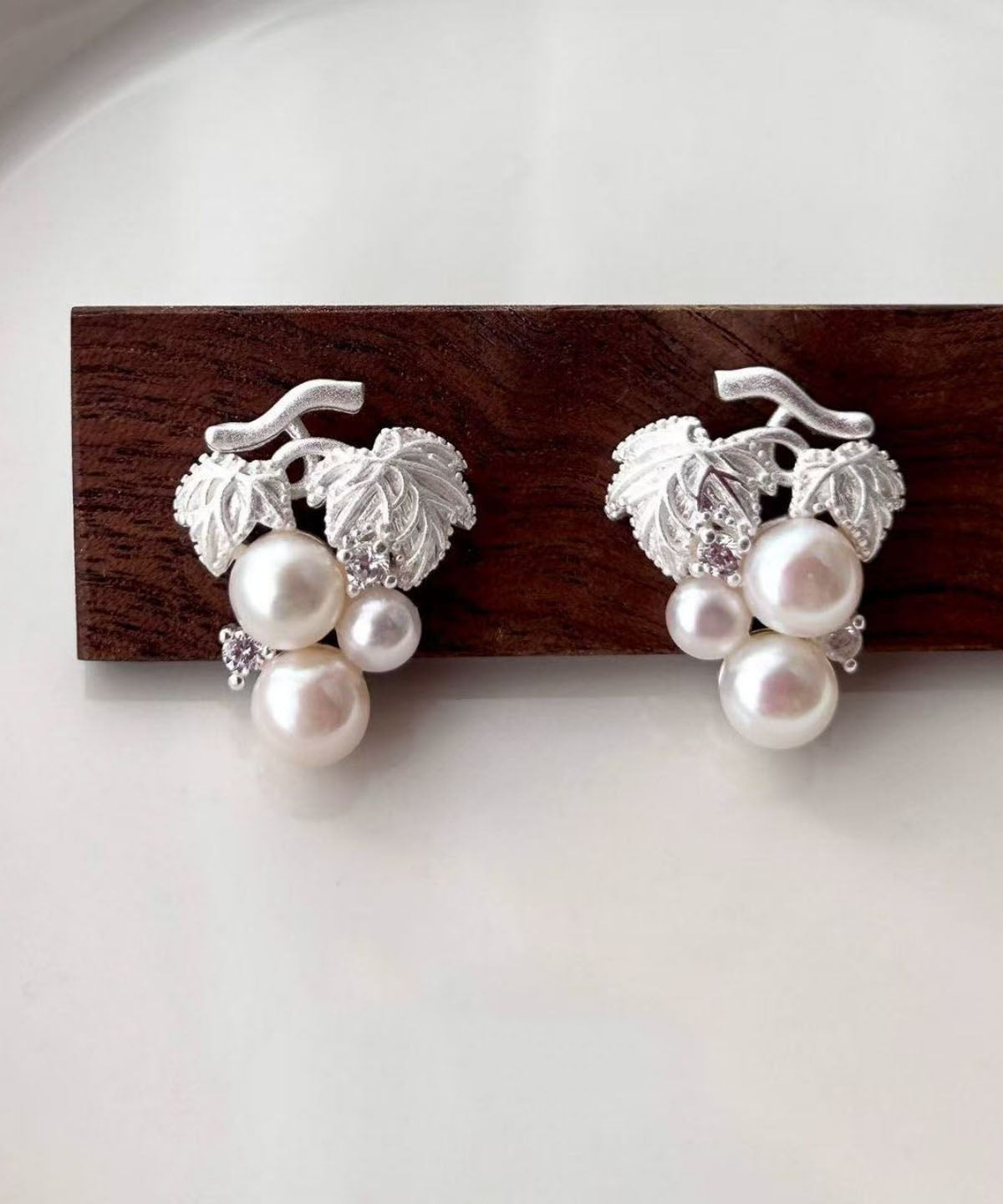 Boucles d'oreilles puces modernes en cuivre blanc doré et perles de raisin - Urbann-Vibe