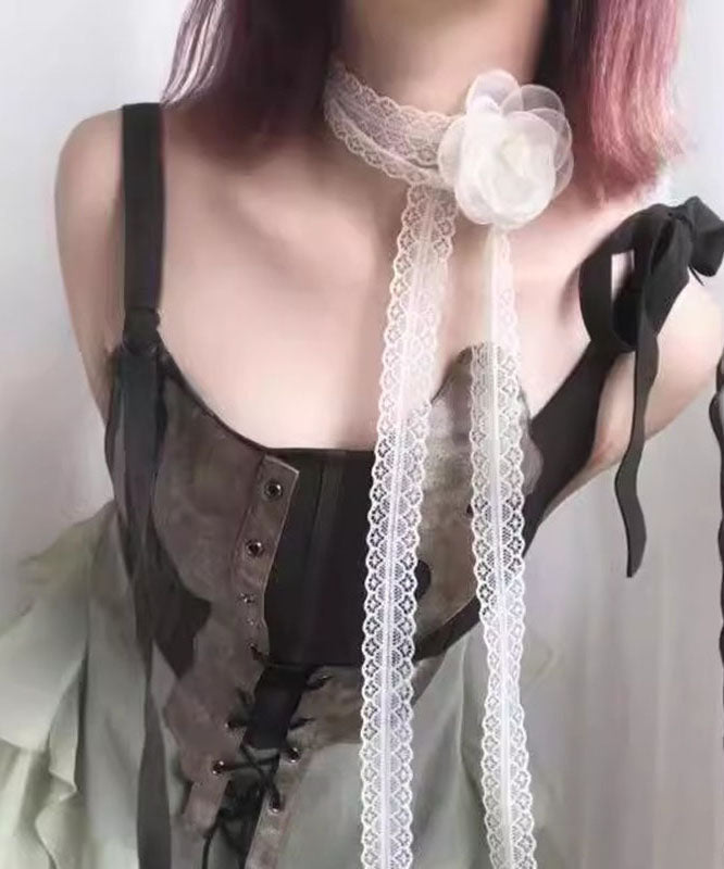 Collier moderne en dentelle blanche ajourée à motif floral - Urbann-Vibe