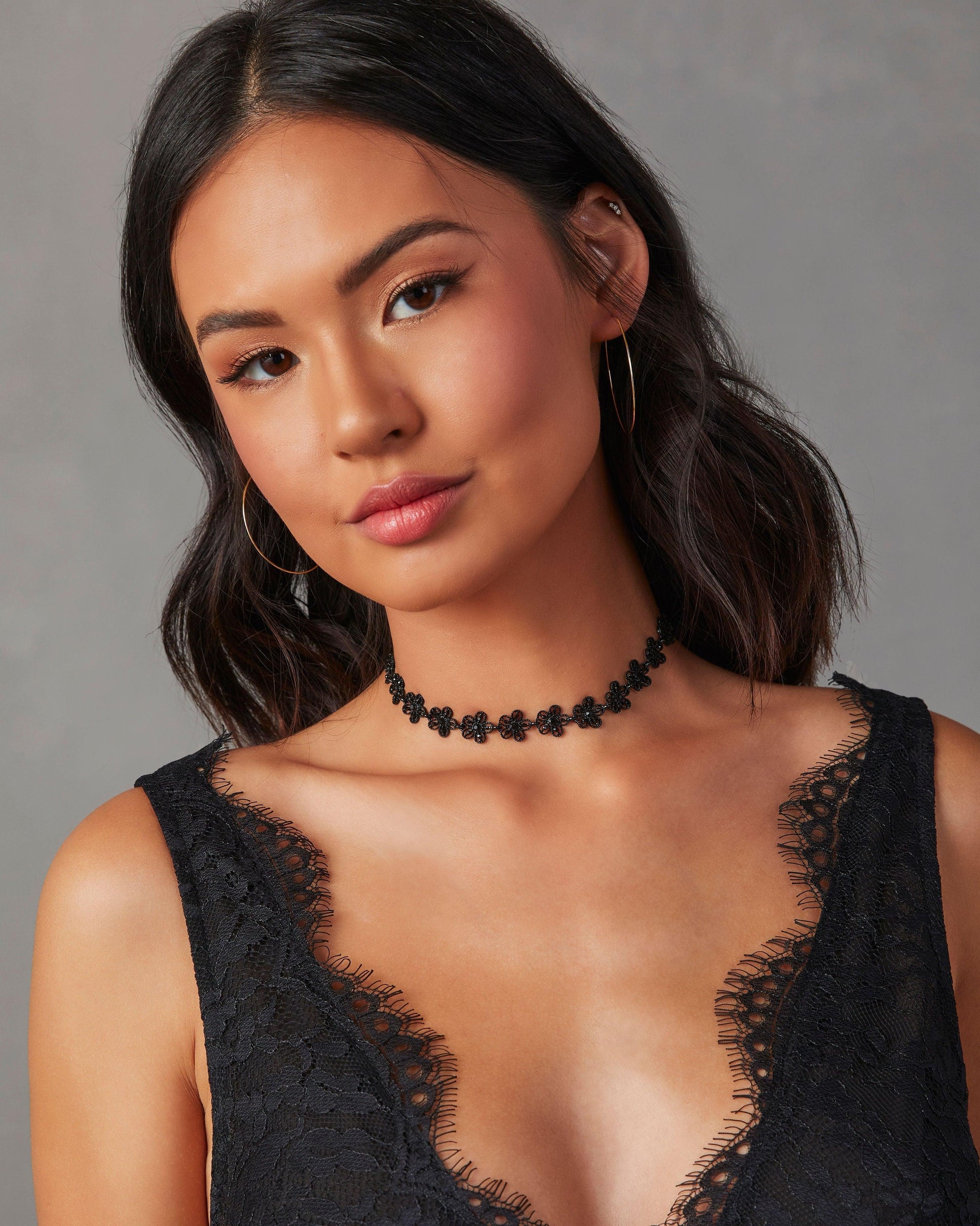 Kelis floral choker necklace with flower charms, zinc and glass, lobster clasp closure, edgy feminine style