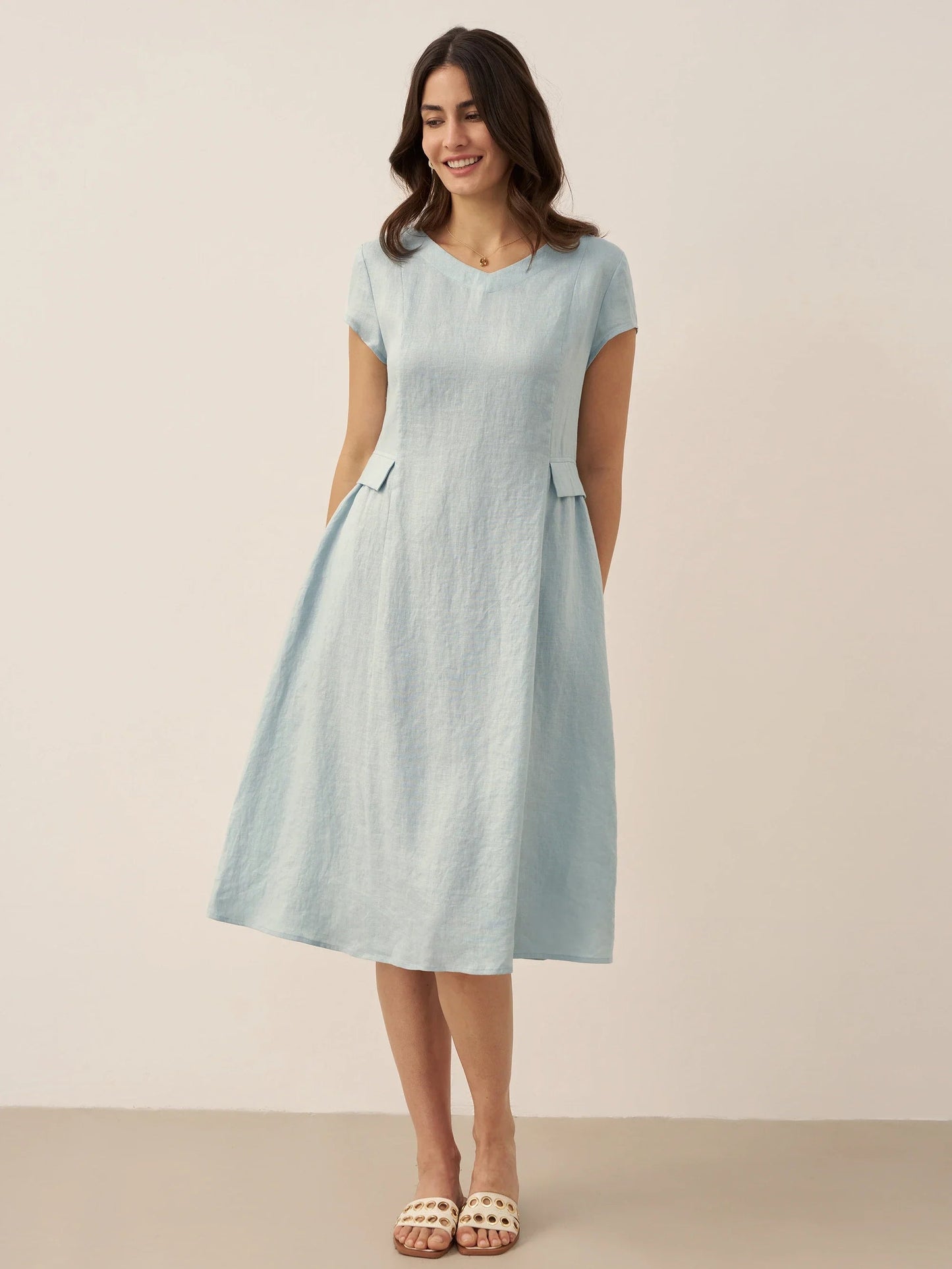 Women's loose linen summer dress, breathable natural fabric, elegant everyday style with relaxed silhouette