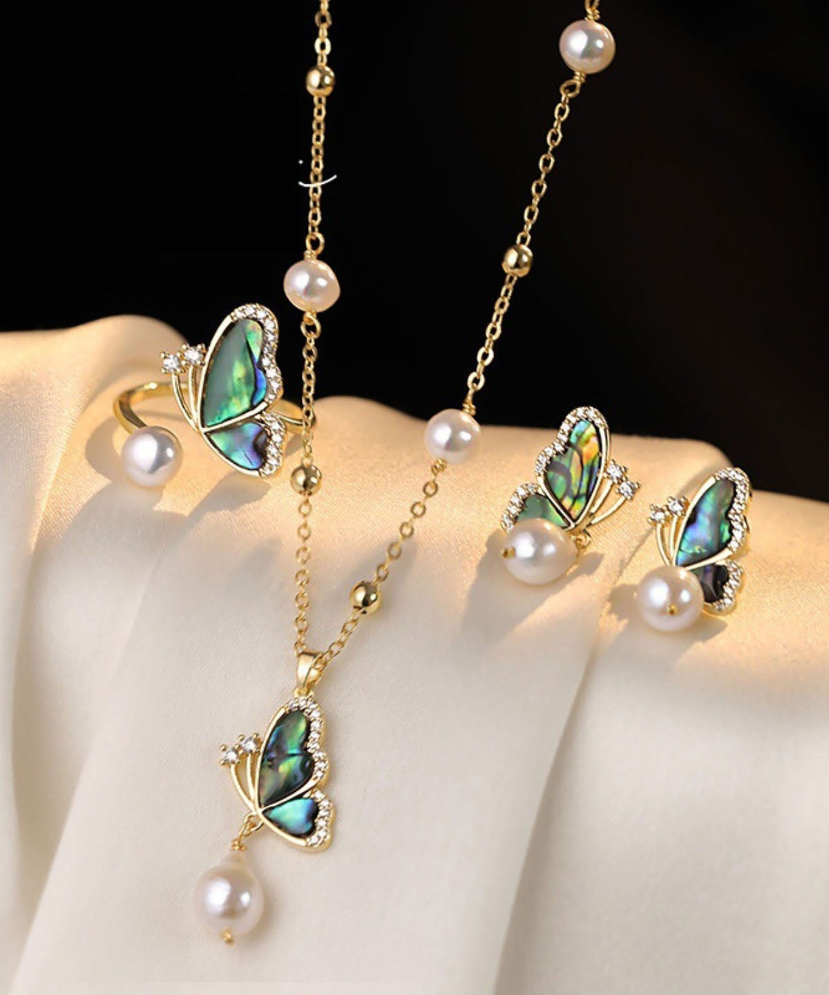 Ensemble trois pièces : collier pendentif papillon en zircon et perle sur cuivre doré, bagues et boucles d'oreilles pendantes - Urbann-Vibe