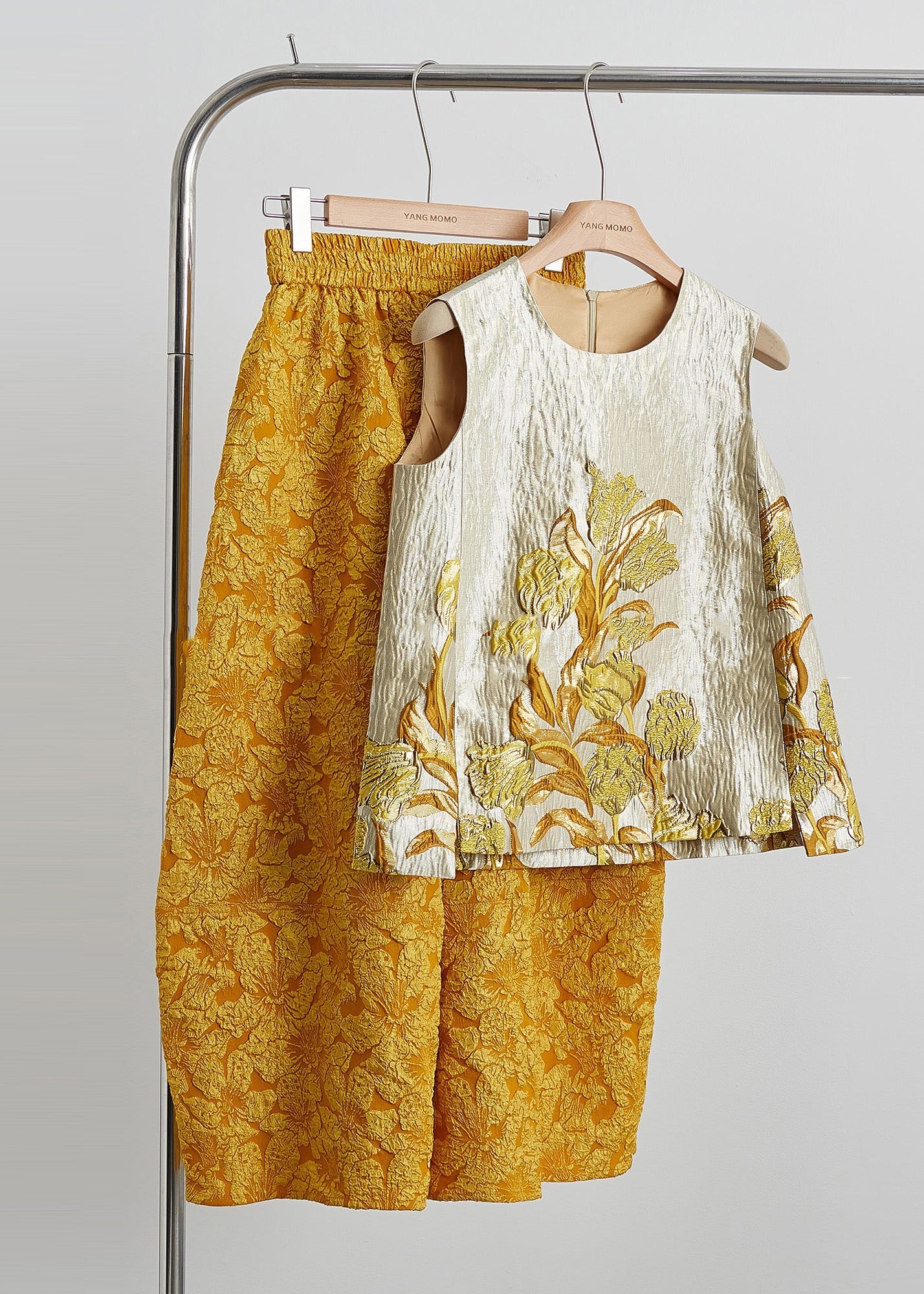 Ensemble deux pièces sans manches en soie jacquard dorée rétro - Urbann-Vibe