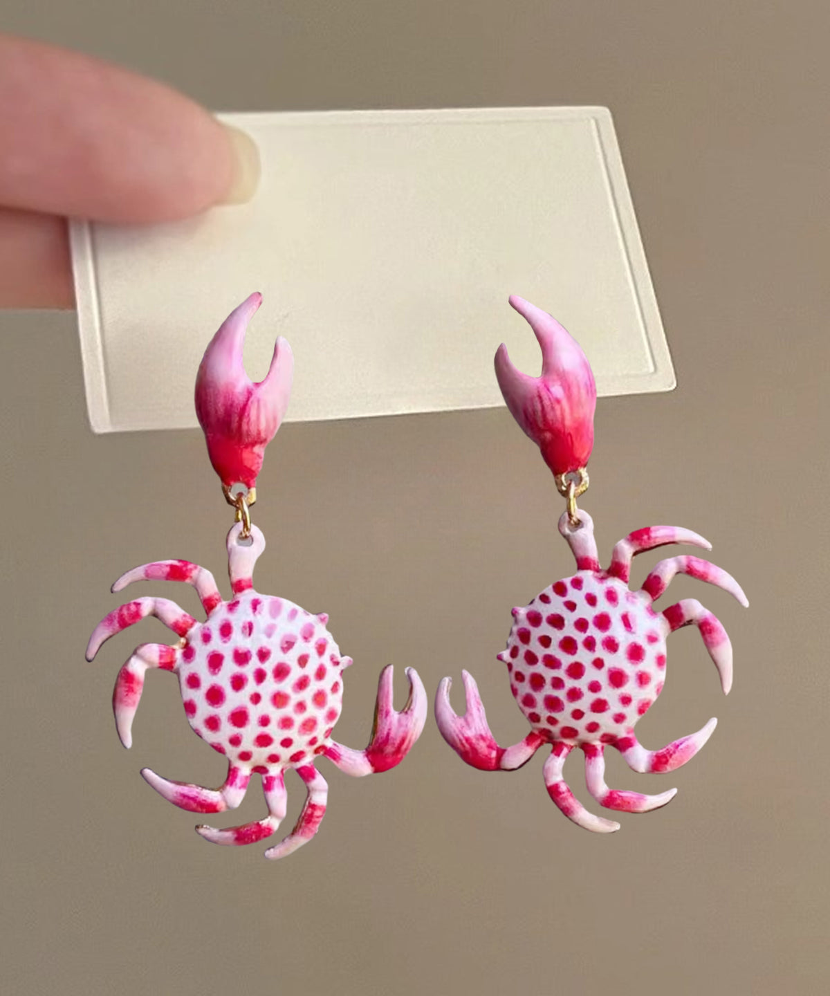 Boucles d'oreilles pendantes fantaisie en forme de crabe avec surdorure en cuivre rose - Urbann-Vibe