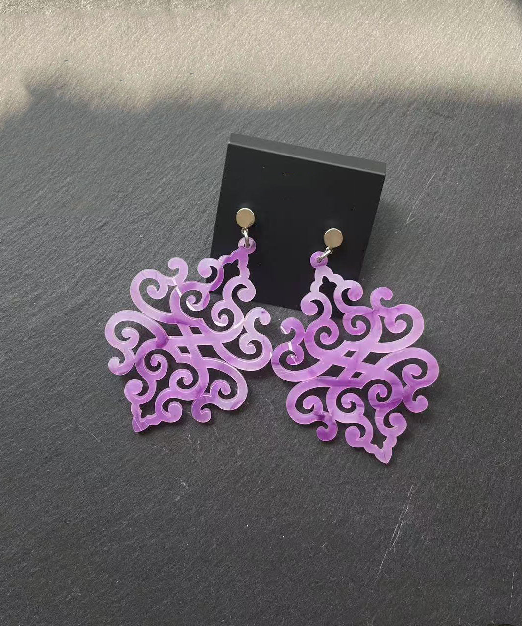 Boucles d'oreilles fantaisie violettes en acrylique ajouré en forme de nuage en forme de goutte - Urbann-Vibe