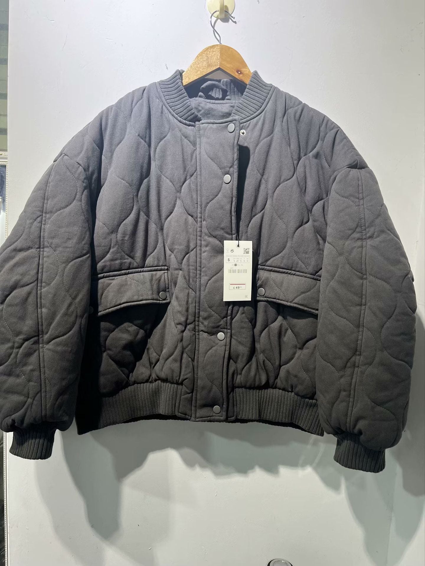 Loose-fit cotton bomber jacket with round collar, streetwear-inspired casual pilot style