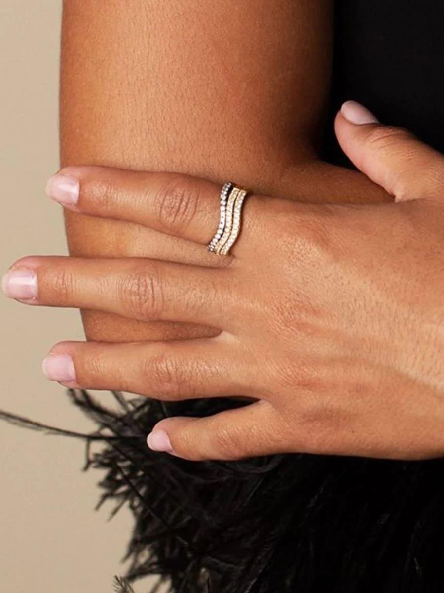 Sleek Wave Line Diamond-Inlaid Ring - Urbann-Vibe