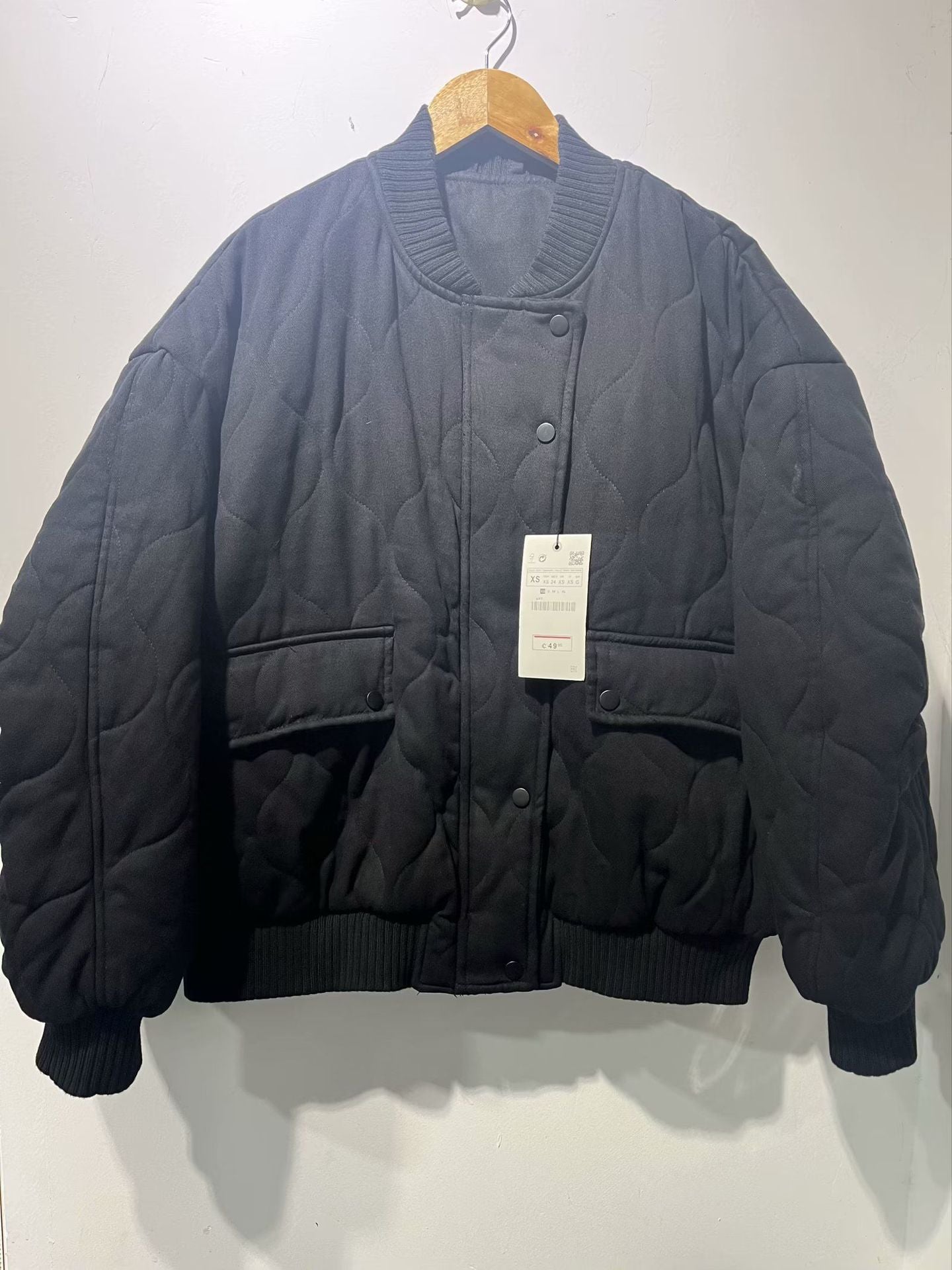 Black loose-fit cotton bomber jacket with round collar, casual streetwear pilot style