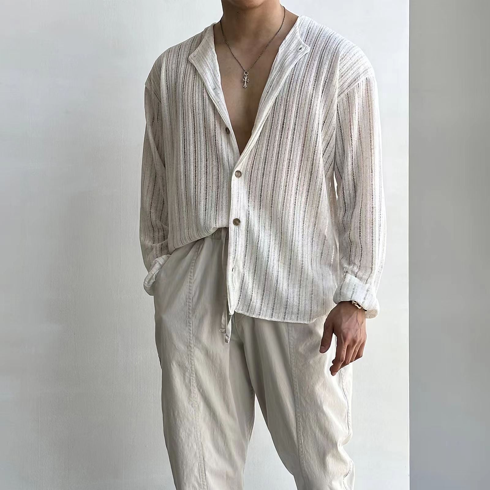 Men's relaxed-fit V-neck knitted cardigan in breathable cotton with button closure for everyday wear