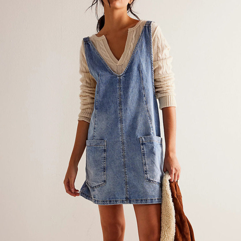 Women's casual relaxed A-line sleeveless V-neck dress with patch pockets, effortless everyday style