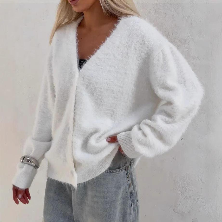 Women's oversized soft knit cardigan with button closure and V-neck in casual everyday style