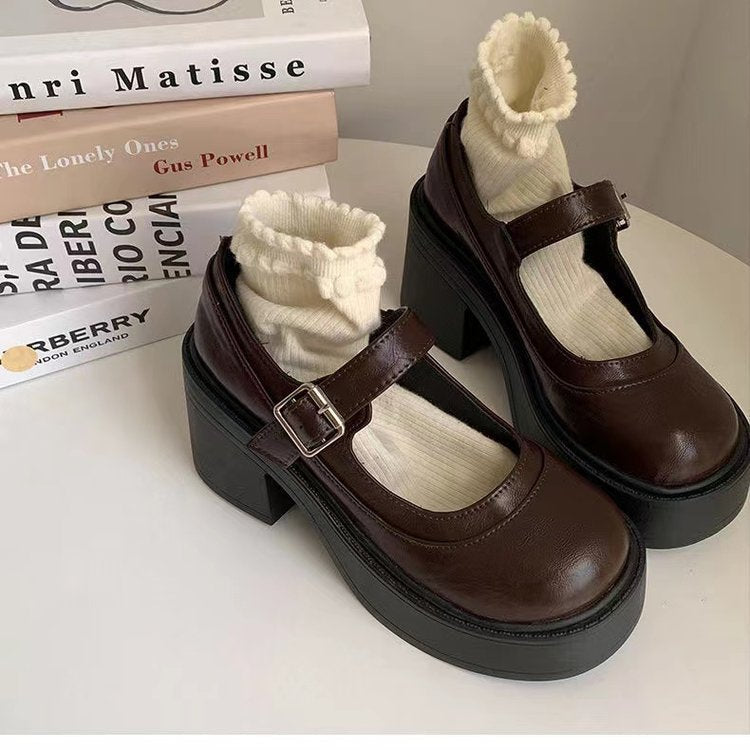Women's glossy Mary Jane platform shoes with chunky block heel and ankle strap in retro-chic style