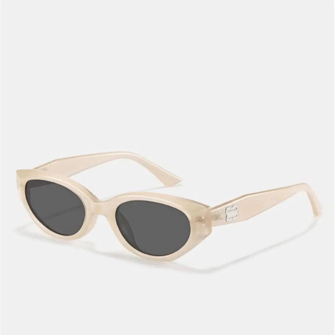 Olga cat-eye sunglasses women UV400 anti-glare lenses bold fashion-forward silhouette