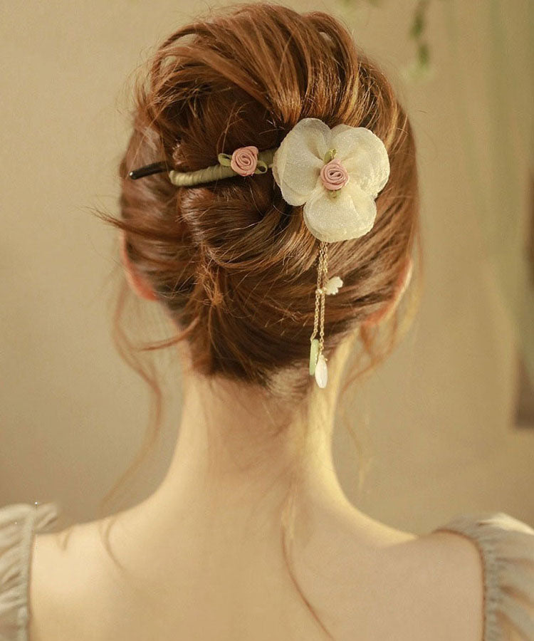 Épingle à cheveux originale en tissu abricot, tulle, perles et pompon floral - Urbann-Vibe