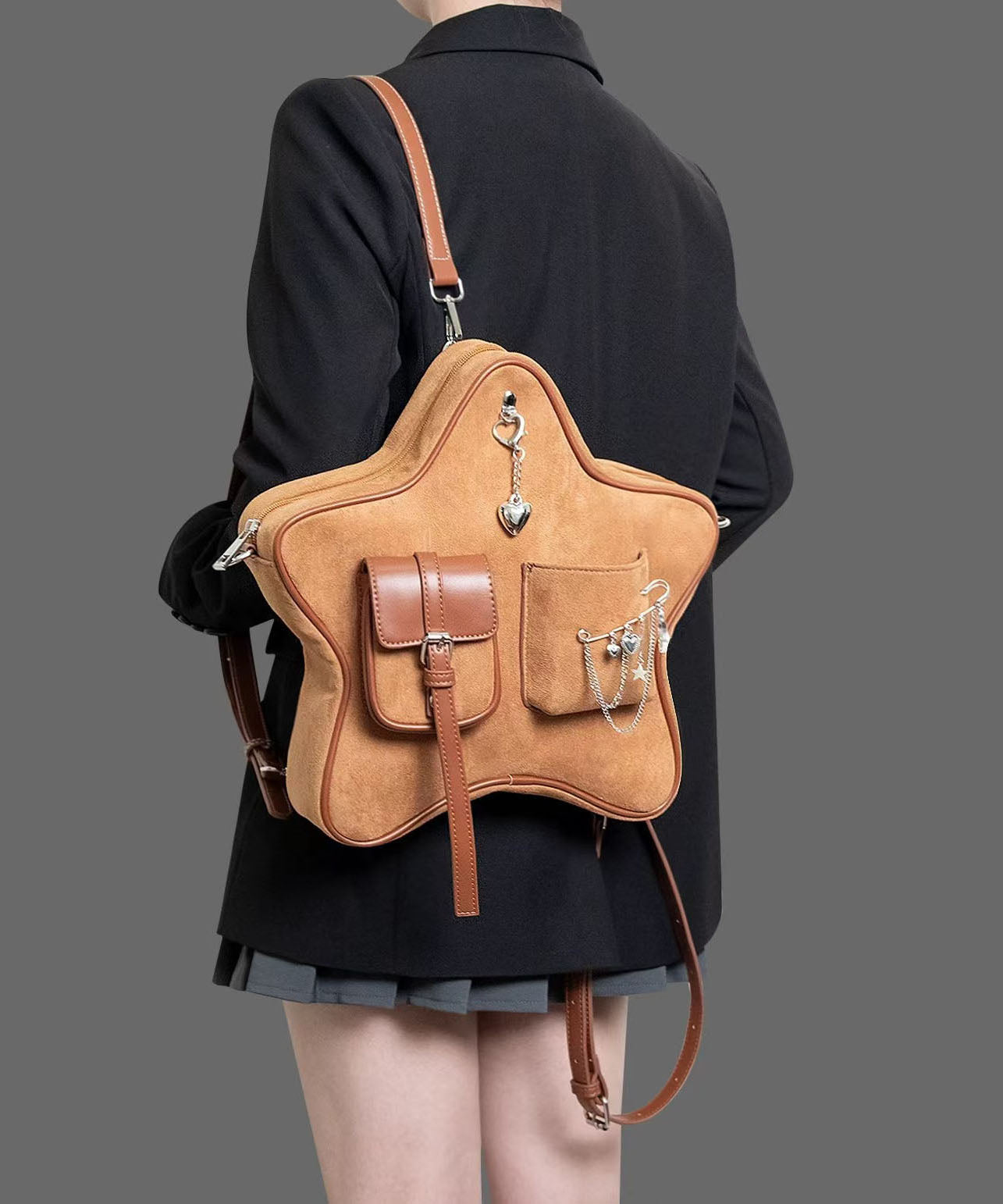 Sac à dos en daim camel clair avec chaîne étoile au design original - Urbann-Vibe
