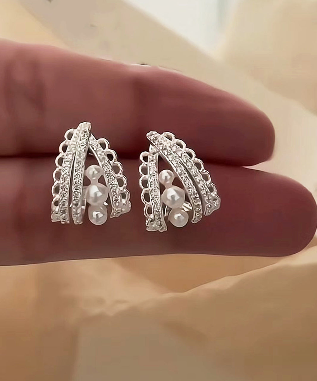Boucles d'oreilles créoles ajourées en soie et cuivre, design original, avec perles - Urbann-Vibe