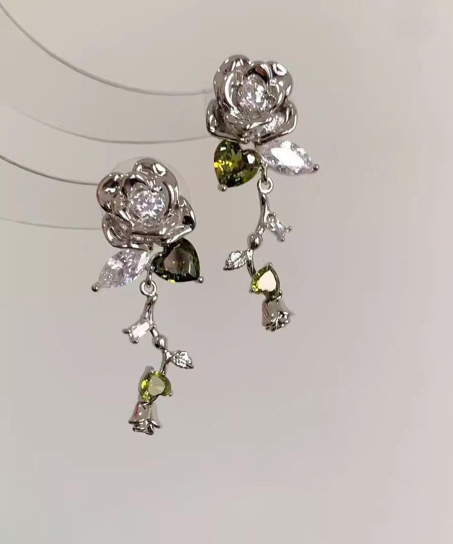 Boucles d'oreilles à tige en soie et métal avec zircon rose au design original - Urbann-Vibe