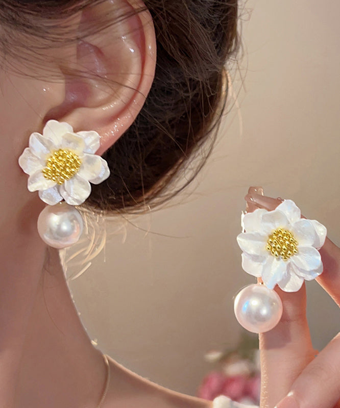 Boucles d'oreilles à tige en alliage acrylique blanc au design original, motif floral et perles - Urbann-Vibe