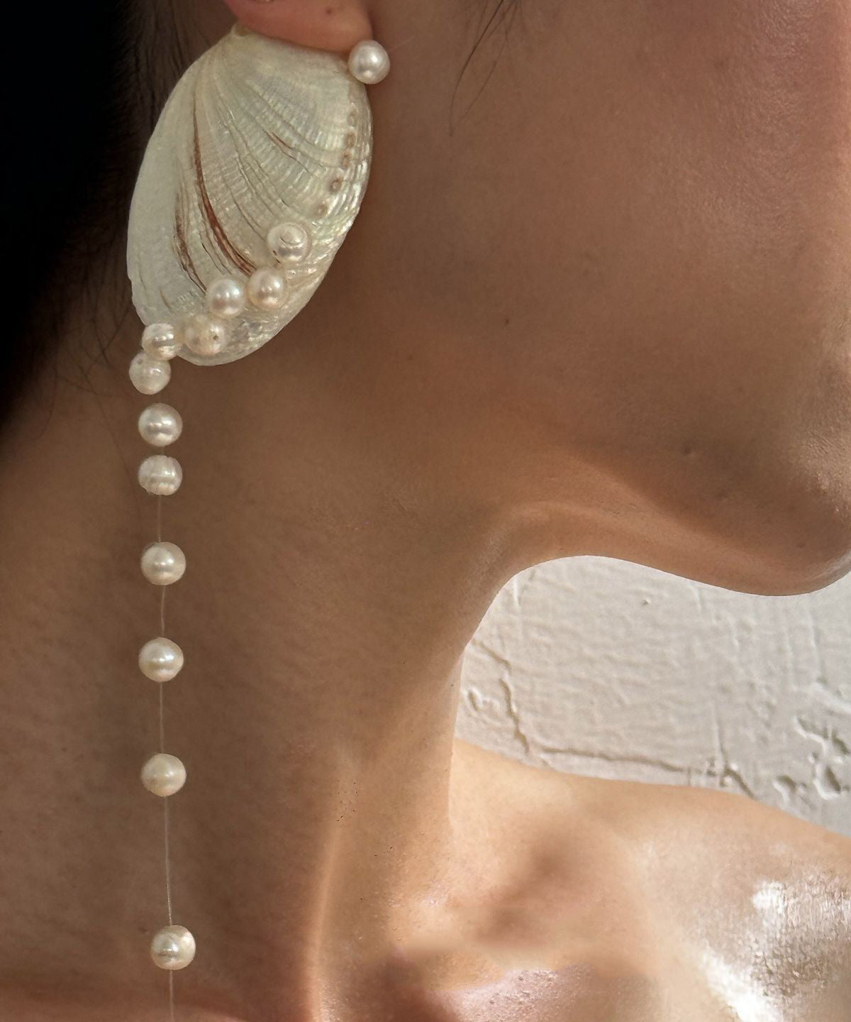 Boucles d'oreilles pendantes originales en alliage blanc avec perles de coquillage et pampilles - Urbann-Vibe