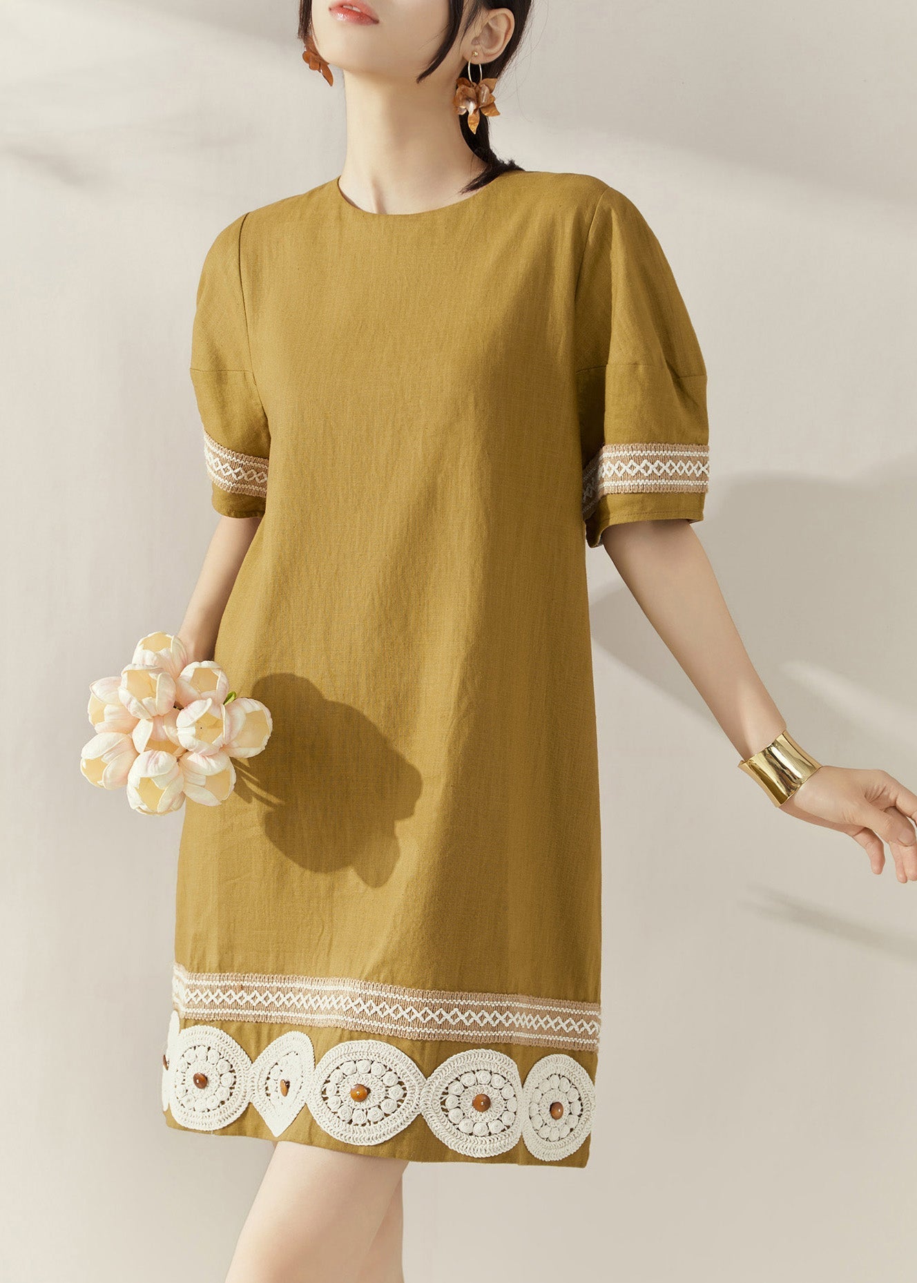 Robe mi-longue d'été à imprimé patchwork jaune au design original - Urbann-Vibe