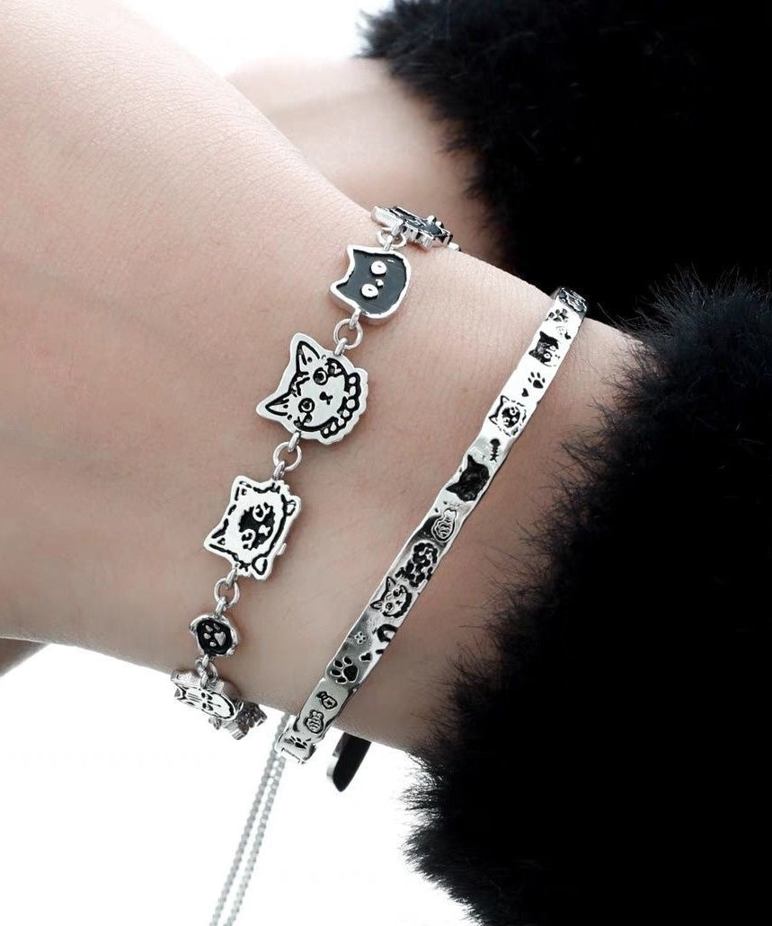 Ensemble de deux bracelets à breloques originaux en soie et cuivre avec graffitis et petits chats - Urbann-Vibe