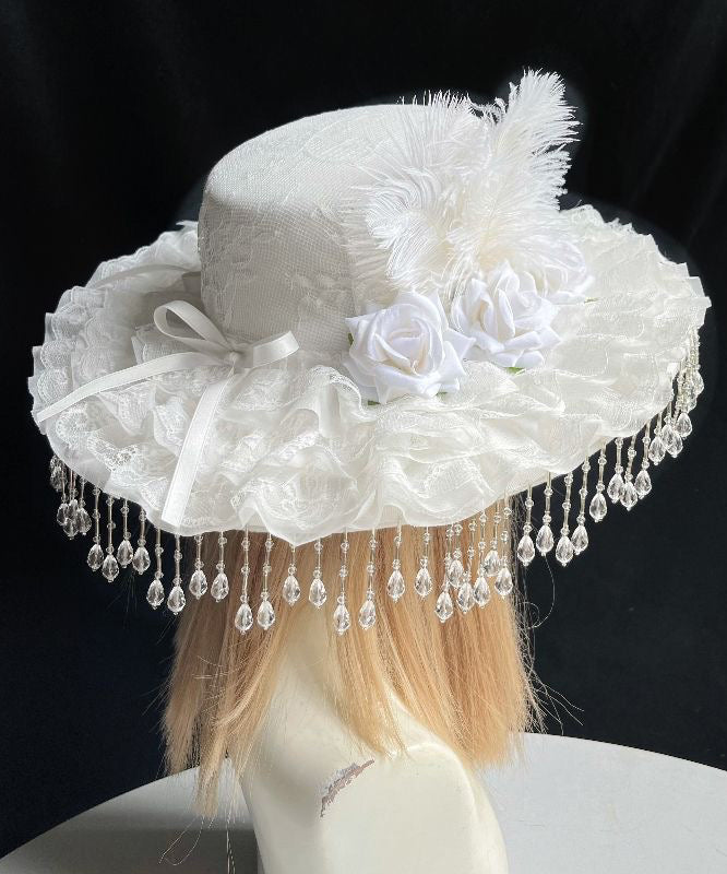 Chapeau cloche original en dentelle et plumes avec pompons et perles de rose blanche - Urbann-Vibe