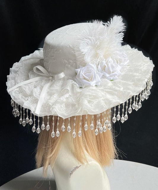 Chapeau cloche original en dentelle et plumes avec pompons et perles de rose blanche - Urbann-Vibe