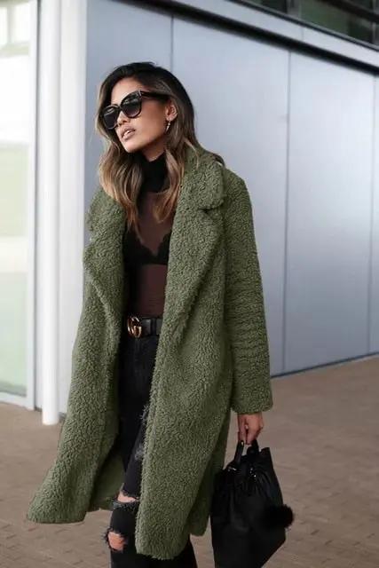Women's oversized teddy coat in plush texture, relaxed fit with lapel collar for cozy winter style