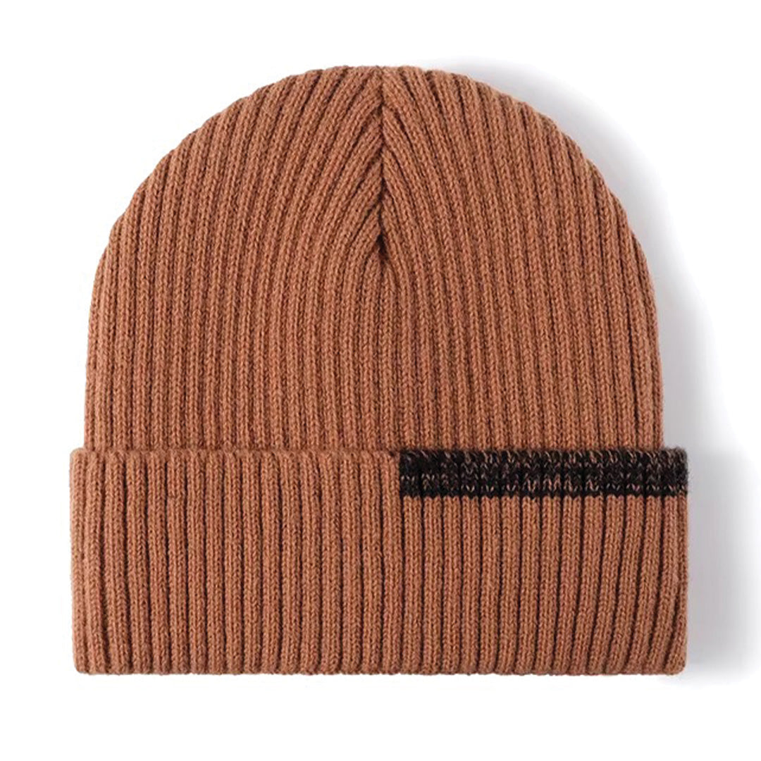 Black ribbed beanie with multi-layer padding, structured urban style for technical cold-weather warmth