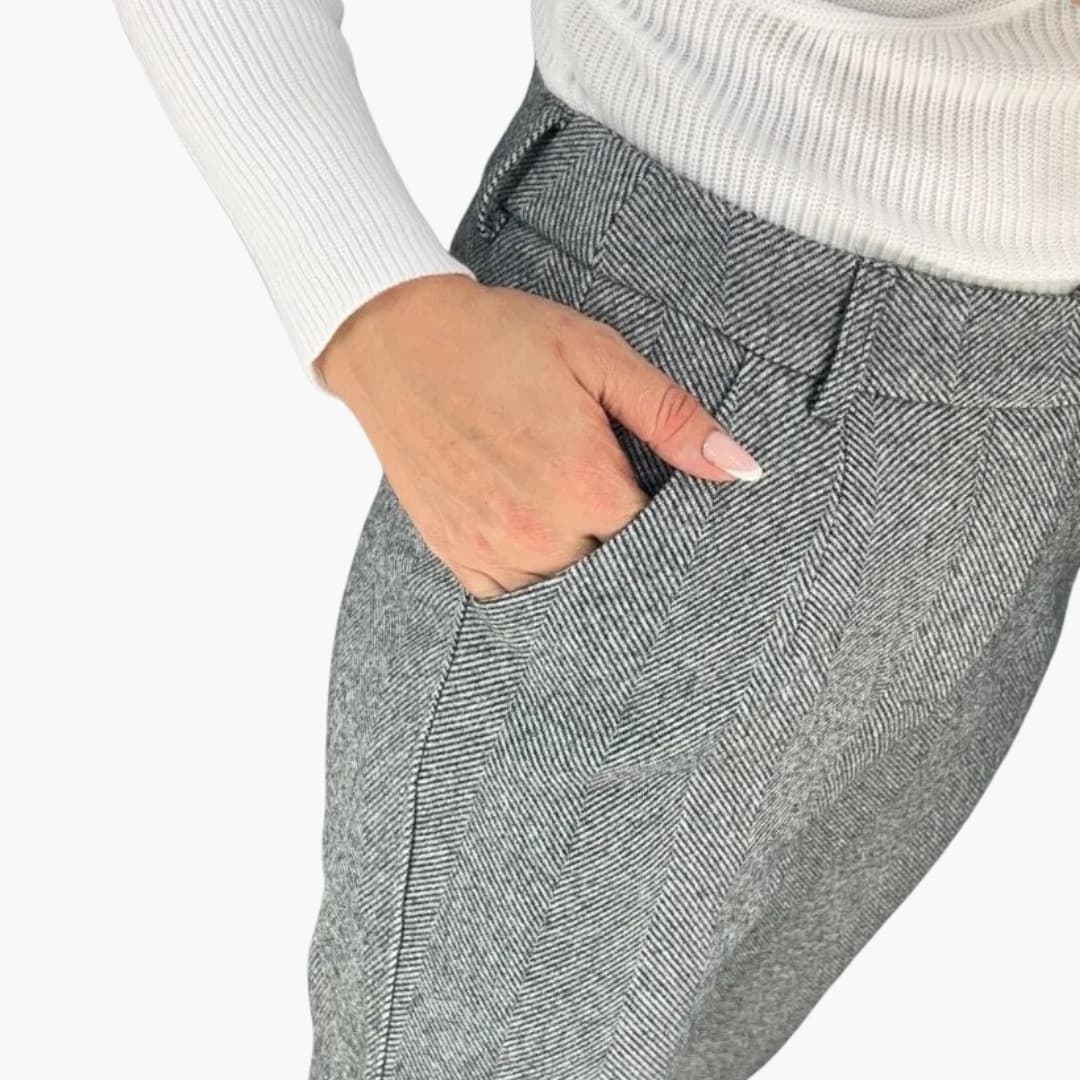 Women's straight-leg pants with elastic waist, button closure, and side pockets for everyday comfort