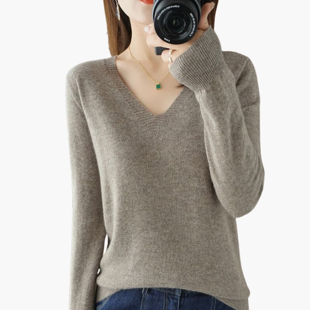 Women's relaxed V-neck sweater minimalist solid color knit versatile layer for work and everyday wear