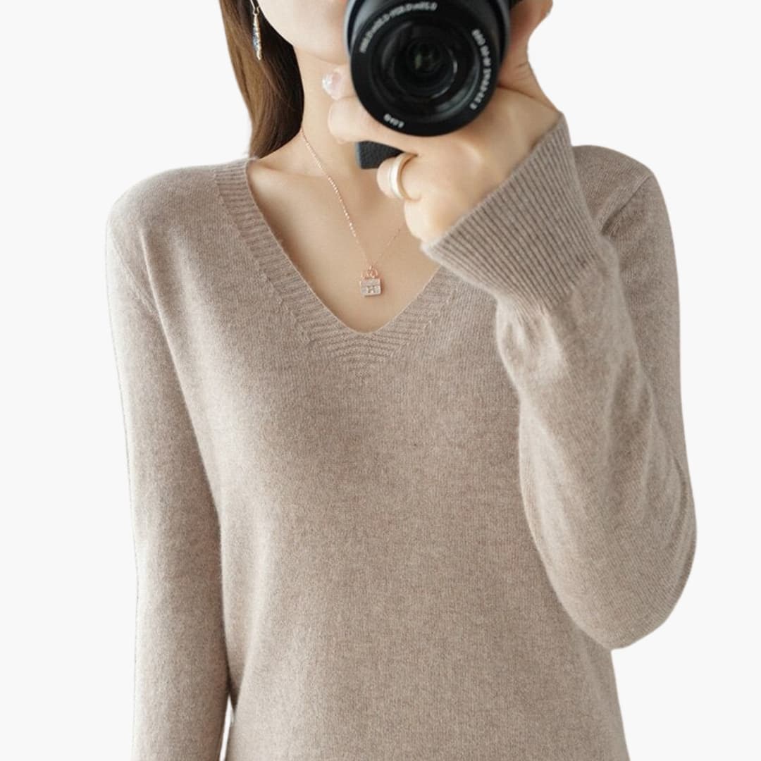 Women's relaxed-fit V-neck sweater minimalist style versatile everyday work wear all-day comfort