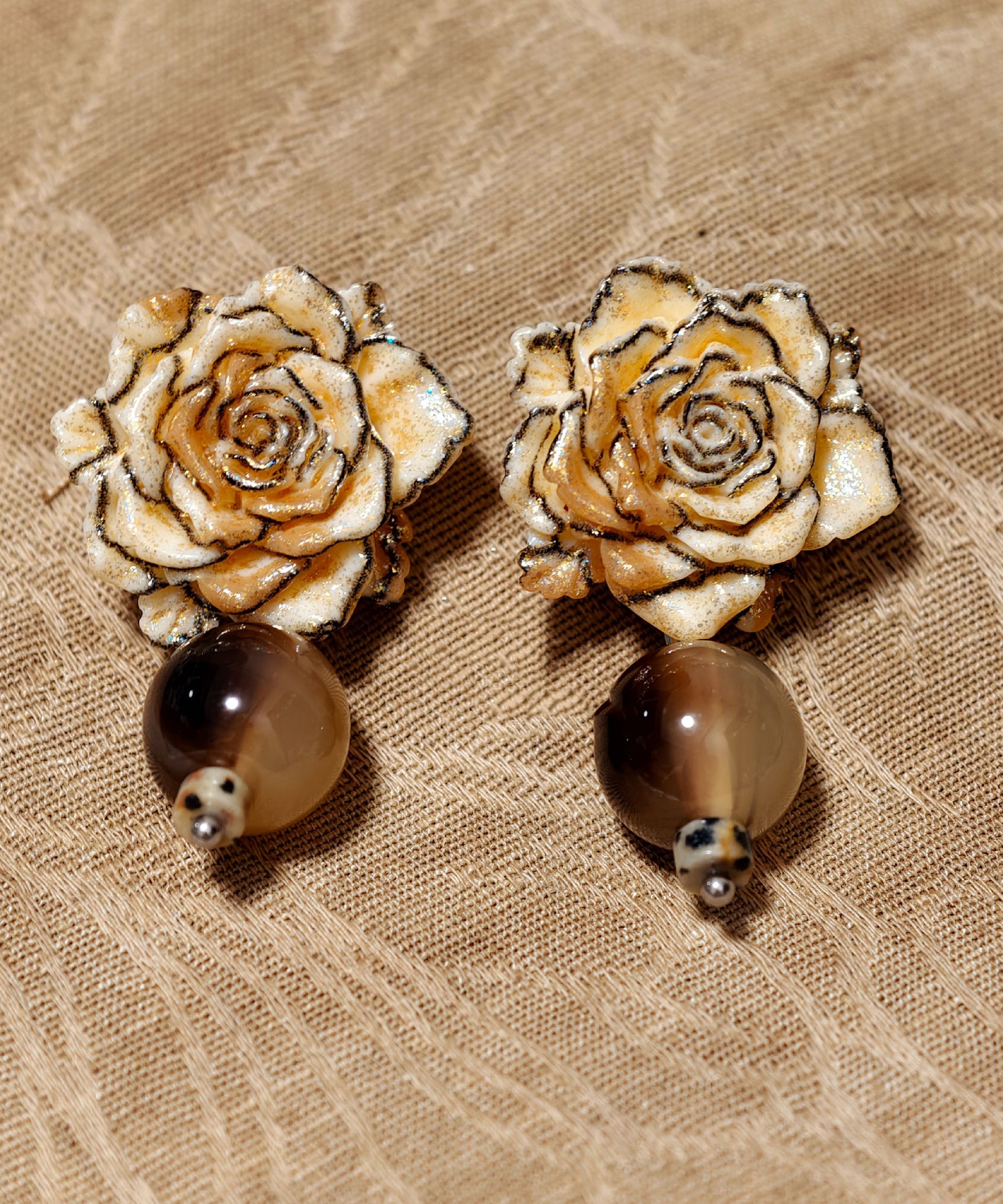 Boucles d'oreilles pendantes rétro en résine et alliage marron à motif floral - Urbann-Vibe