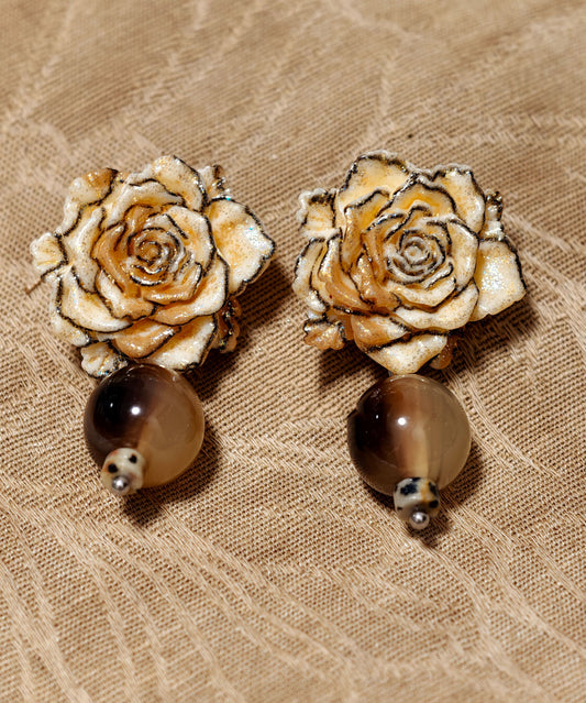 Boucles d'oreilles pendantes rétro en résine et alliage marron à motif floral - Urbann-Vibe