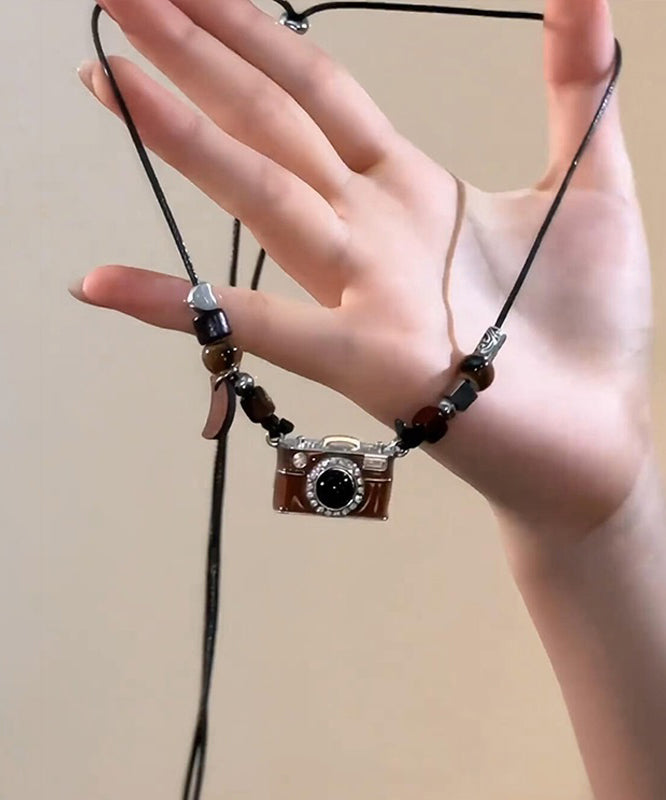 Collier pendentif appareil photo rétro en cuir brun doré et résine émaillée goutte à goutte - Urbann-Vibe