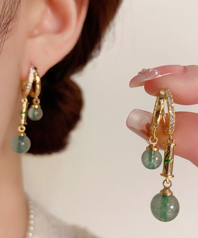 Boucles d'oreilles pendantes rétro en zircon doré et cuivre, serties de pierres précieuses et ornées d'un motif bambou. - Urbann-Vibe