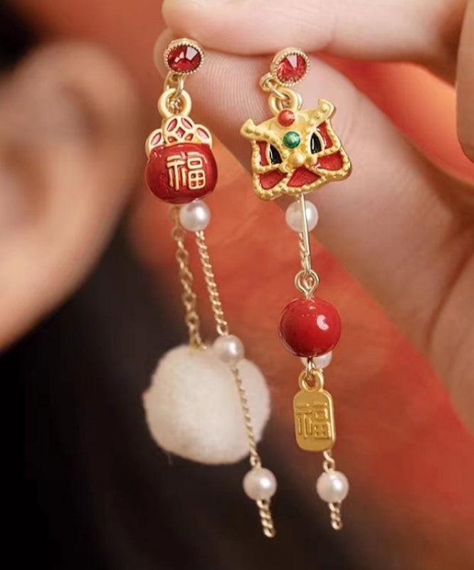 Boucles d'oreilles pendantes asymétriques en cuivre rouge rétro avec perles et chat porte-bonheur en forme de danse du lion et nuages ​​de bon augure - Urbann-Vibe
