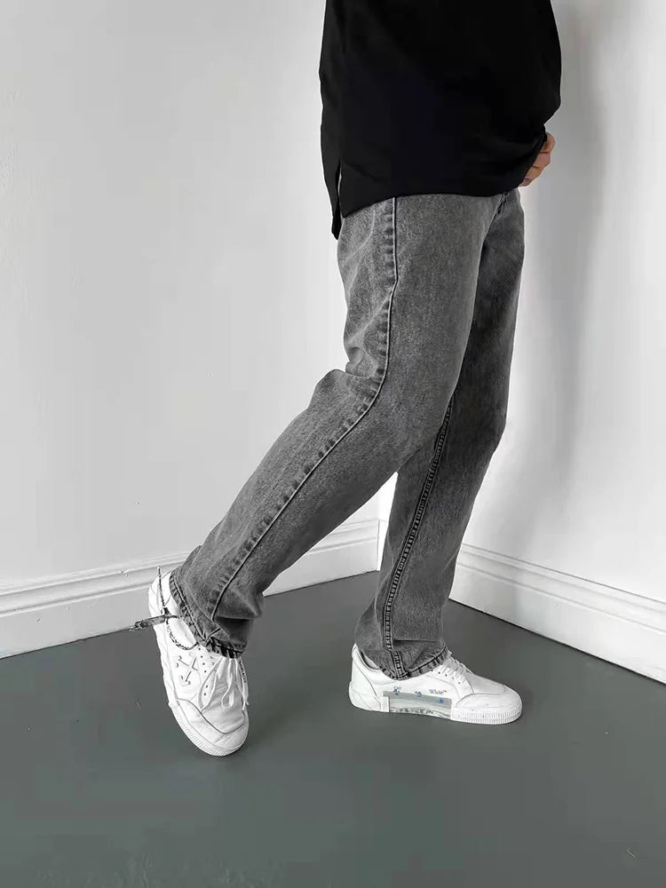 Men's loose straight leg blue denim jeans classic comfort fit with relaxed silhouette